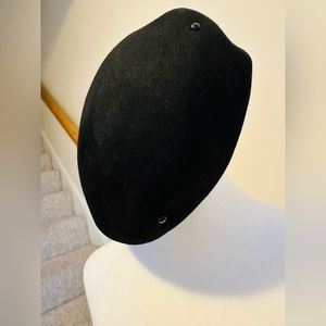 Vintage 1940s Henry Pollak black wool Glenover beret. Five black nailheads trim.
